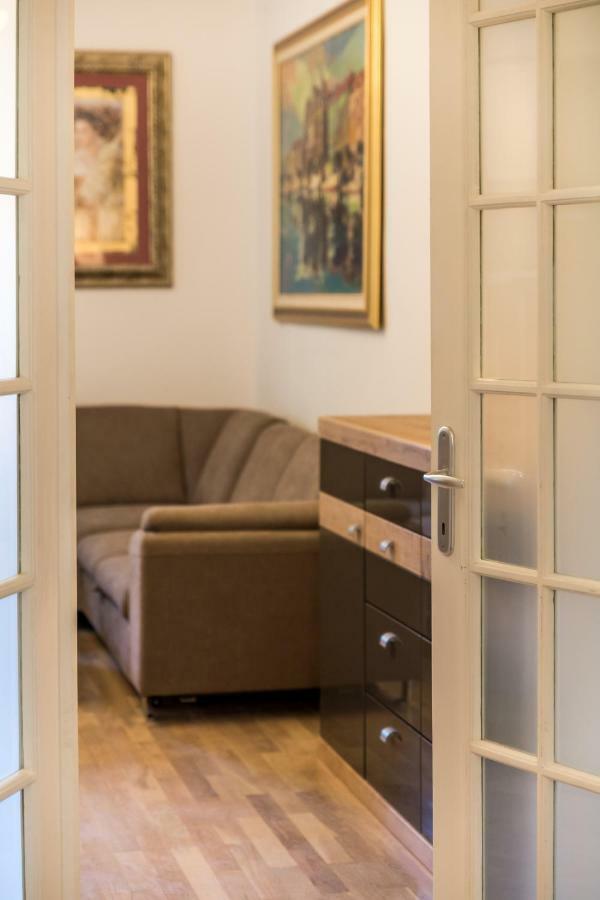 غييكا Apartman Villa Carolina المظهر الخارجي الصورة