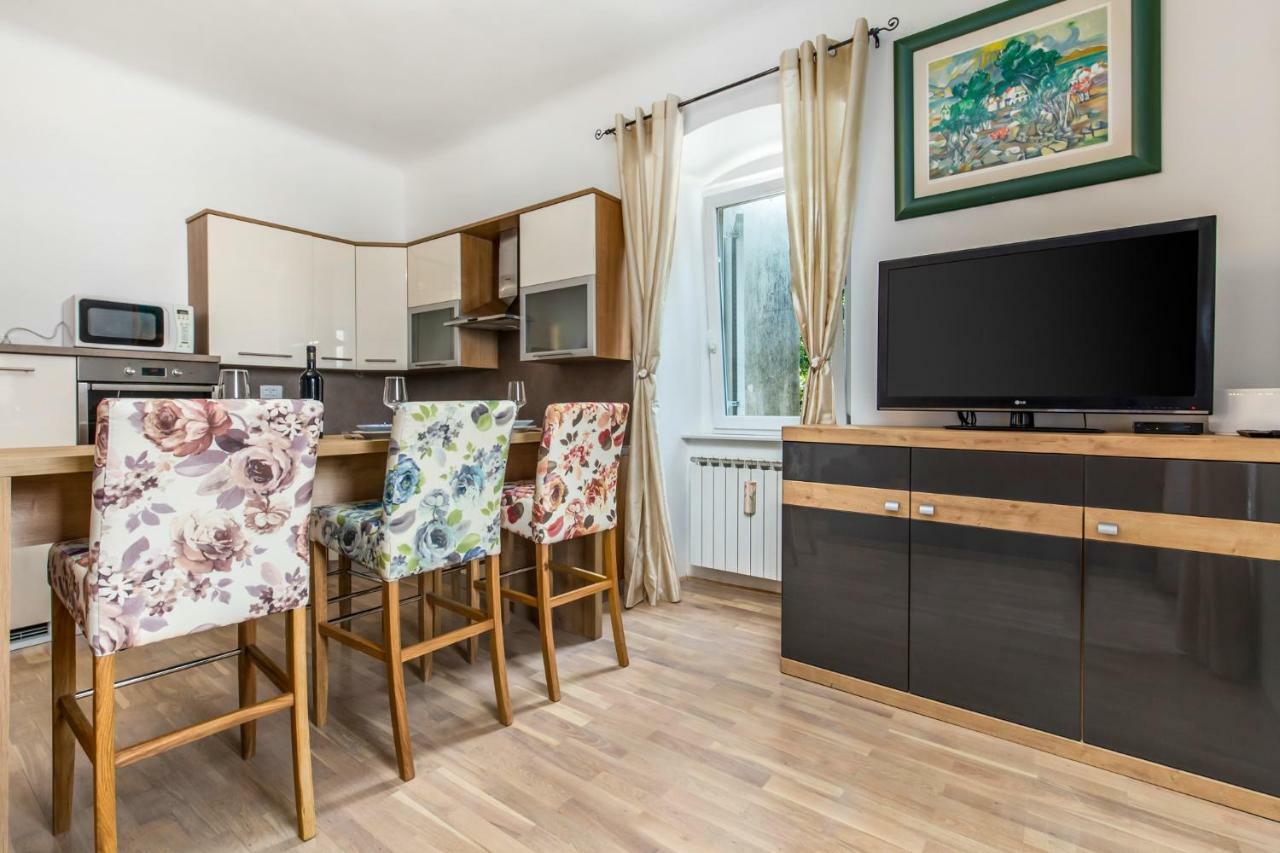 غييكا Apartman Villa Carolina المظهر الخارجي الصورة
